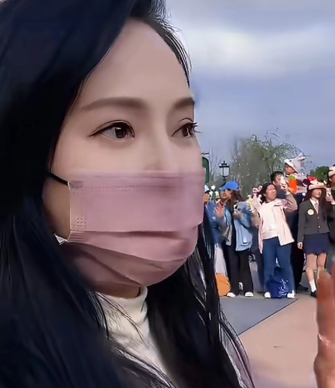 一向温柔的伊能静在社交平台高调发文她这次没有再忍了，硬刚那些质疑她装嫩的网友，