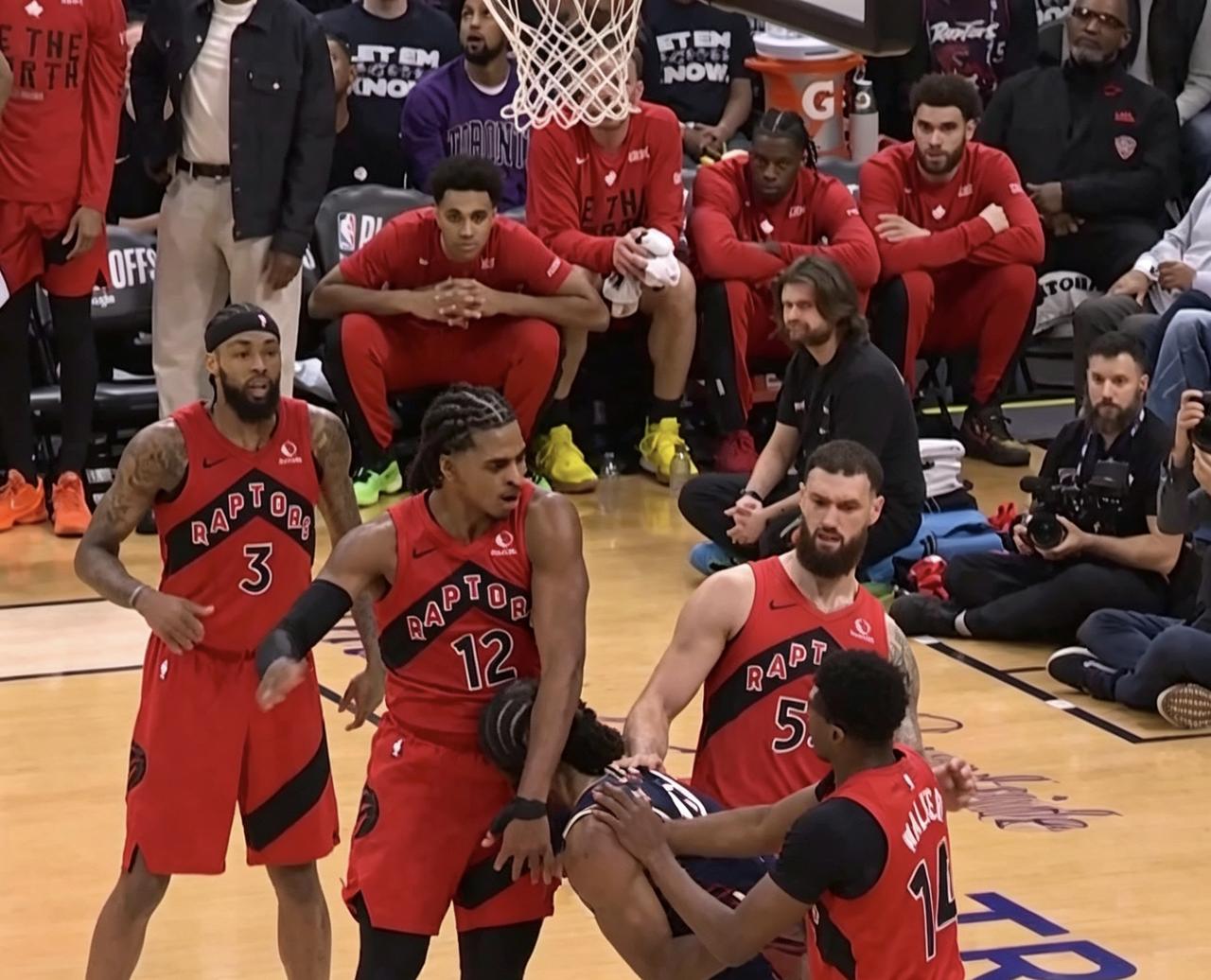 NBA赛后应该查一下这些裁判！哈登都被猛龙三名球员打倒在地了，竟然还不响哨，这