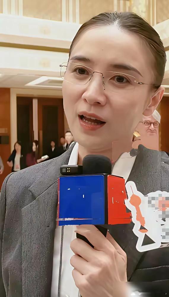 宋佳直接不装了，当着镜头说天价片酬那几年，就是行业在发疯。她好久没进组了，记者问