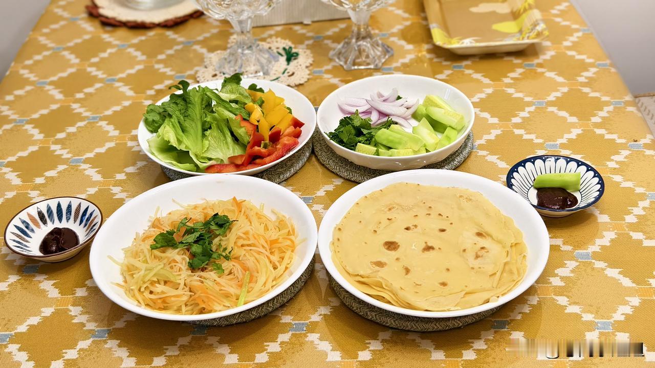 今天早上家里没有主食，我就烙了八张锅出溜。炒了一大盘土豆丝，还切了黄瓜、洋葱。