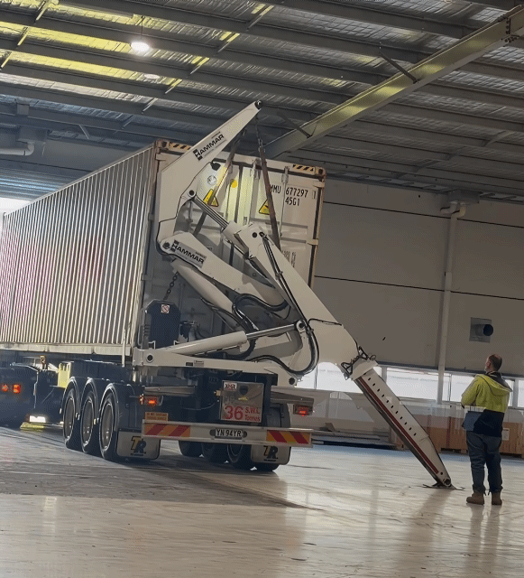 太牛了，这种自卸货柜车国内没见过。并不是夸国外的月亮比咱们的圆，这是实打实的工