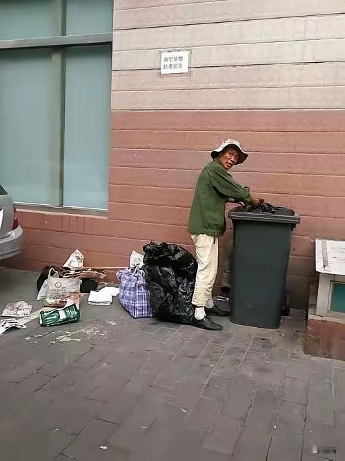 大家发现没有，现在有很多老人都捡垃圾，关键他们都不是穷人，他们都是有退休金的，这