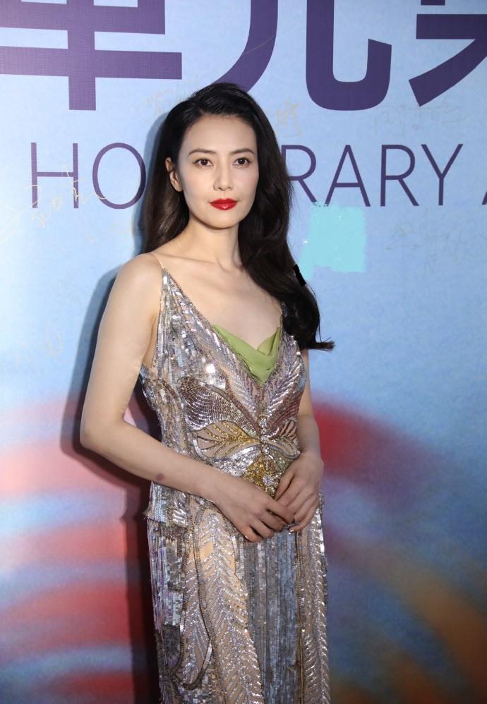 今天高圆圆在北京出席时尚活动的时候穿了一身银色的裙子，看上去非常的靓丽，气质超好