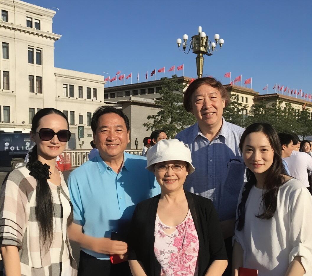 中国文艺界5位顶级人物同框：我认出了戴着白色遮阳帽的女高音歌唱家李谷一老师，高