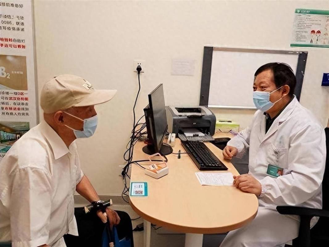 脂肪肝患者一点花生都不能吃？警告：不想肝功受损，这5物要忌口王大爷最近因持续