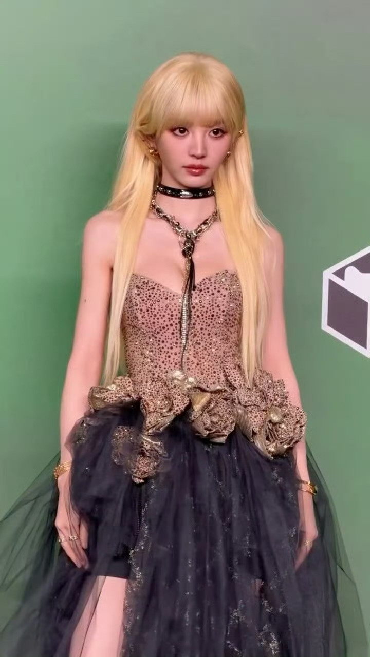 田曦薇齐刘海金发造型woc这是我妈妈...冷脸看得我好爽​​​