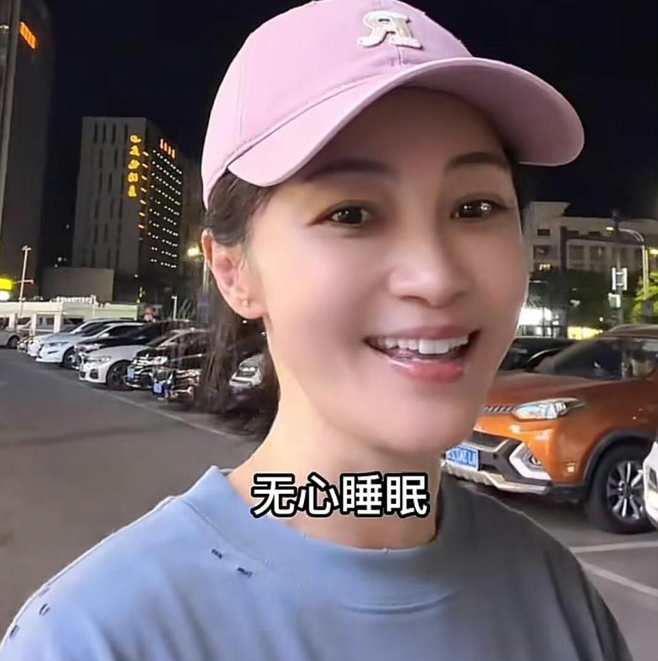 44岁姚笛独自逛嘉兴夜市，打扮普通无人认出，独自撸串喝酒，早已看淡世事很多人