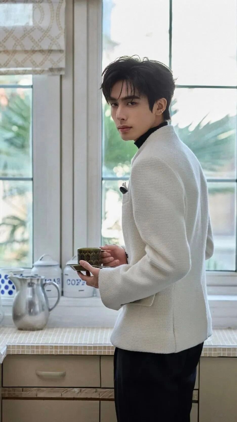 笑不活了，宋威龙为了自证摄影技术，居然在活动现场主动要求给迪丽热巴和刘冲拍照。结