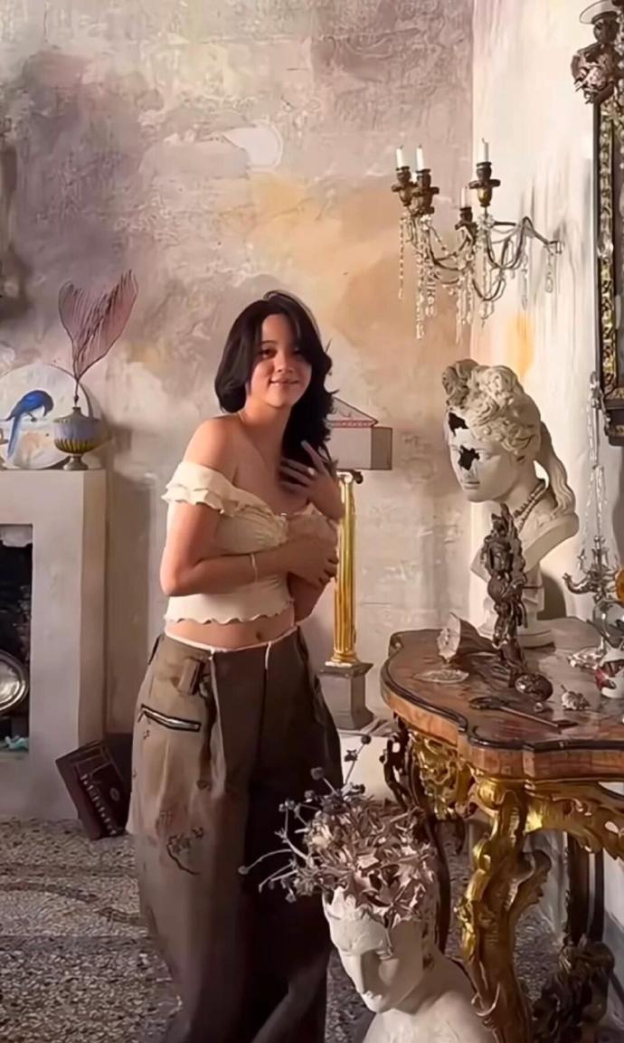 欧阳娜娜治好了我的身材焦虑，她这么瘦都有小肚子