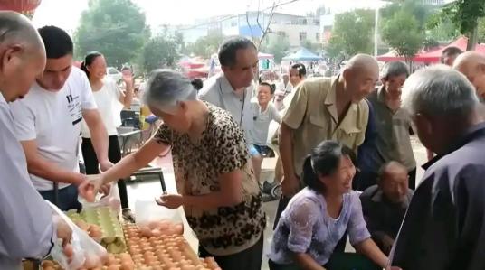 山东威海，一名超市老板因生意亏损动起歪心思，精心策划了一场针对老年人的骗局。他以