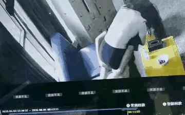 太危险了，后面窗户是打开的！高层窗户