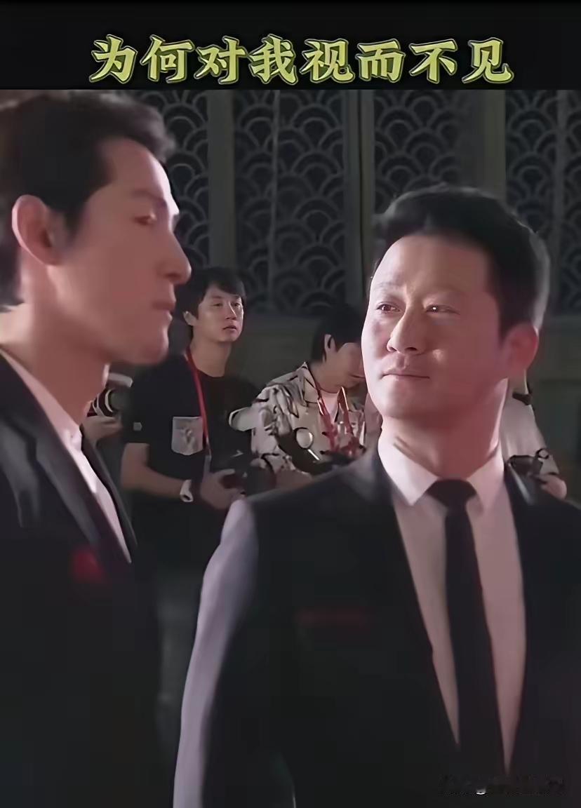 胡歌怎么了？被人控制了？看着吴京这架式这眼神，恶里恶气的样子，面露着难以捉摸的神