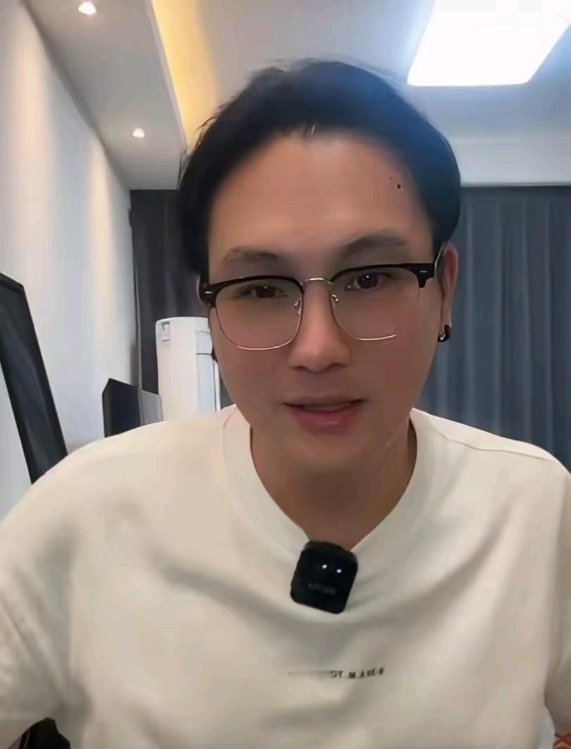 汪小菲带娃跑两岸，没人说他不硬气。台湾博主一句“对事不对人”，反倒说出了实话。