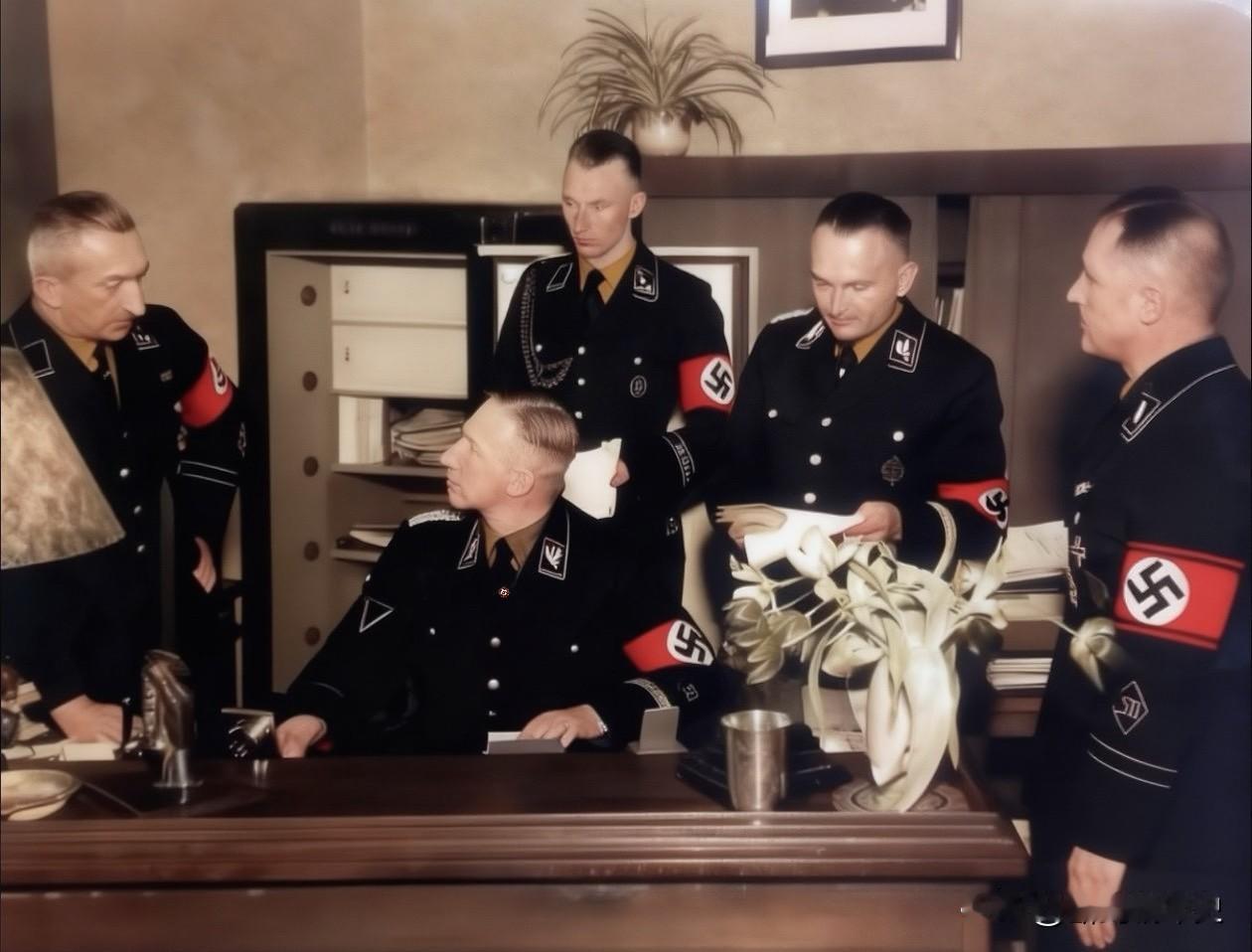 1936年，莱因哈德·海德里希和他的同僚们在办公室里。此时安全警察（Sipo）与