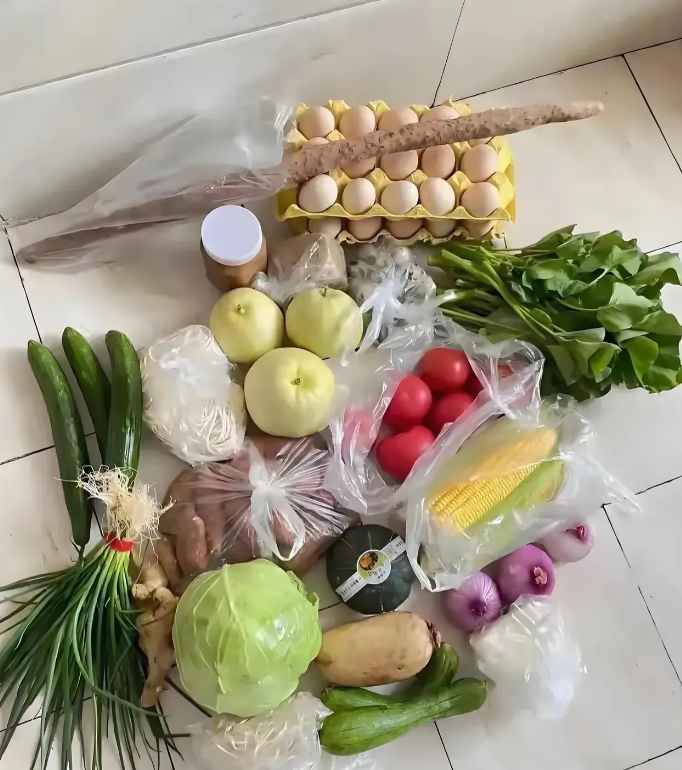 和婆婆吵架后，家里冷得像结了冰。今天一开门，好家伙，一堆菜堵在门口。看了眼监控，