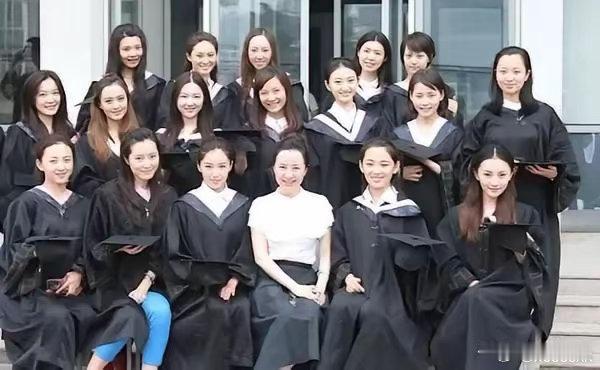 景甜北电2007级表演系本科班毕业合影，三排同班女同学中，景甜不算是一眼看上去最漂亮的那个，但她脸确