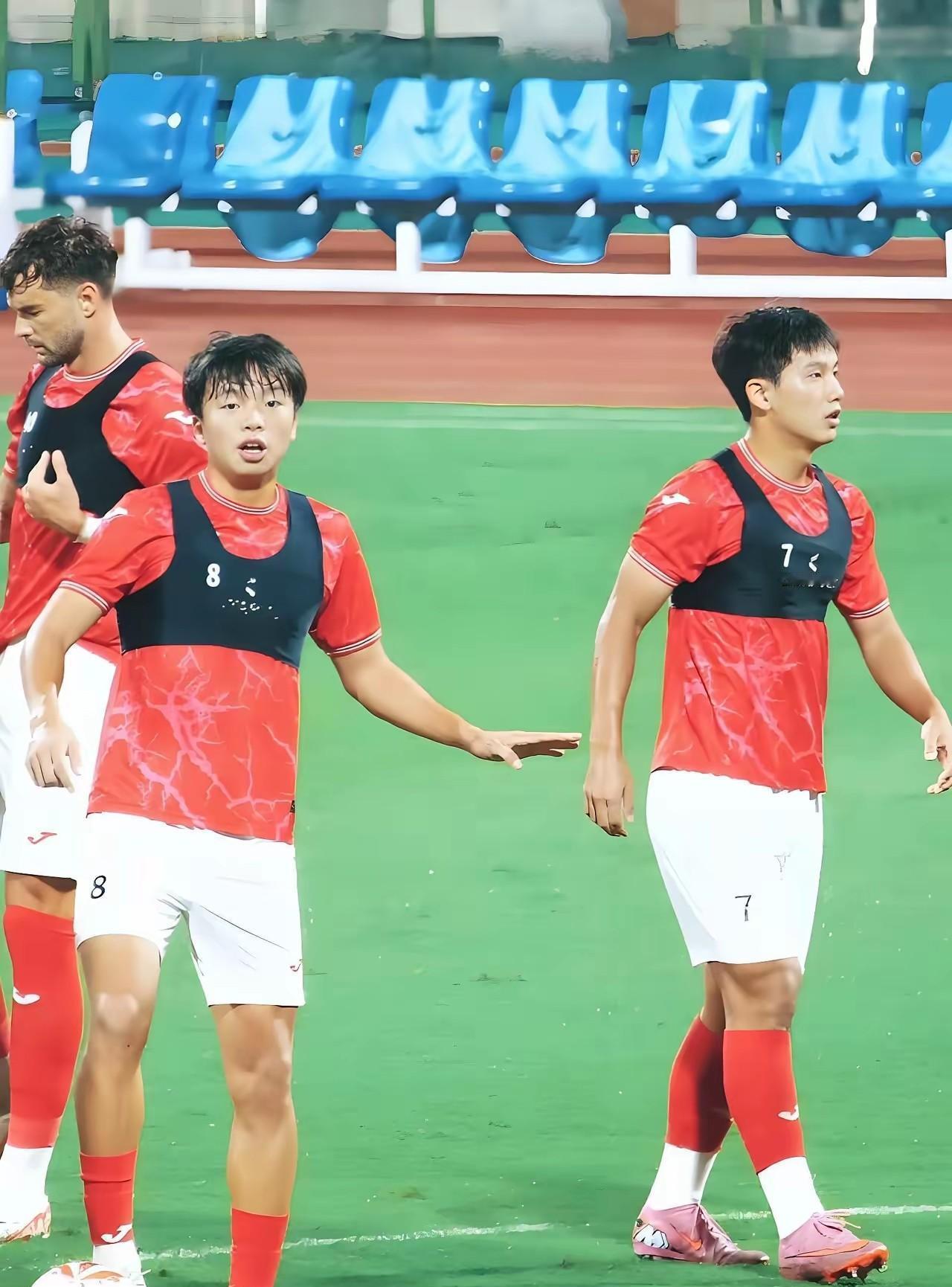 一支中超球队宣布，今年一个外援都不买，他们是刚升级的重庆铜梁龙，这个决定刚放出来