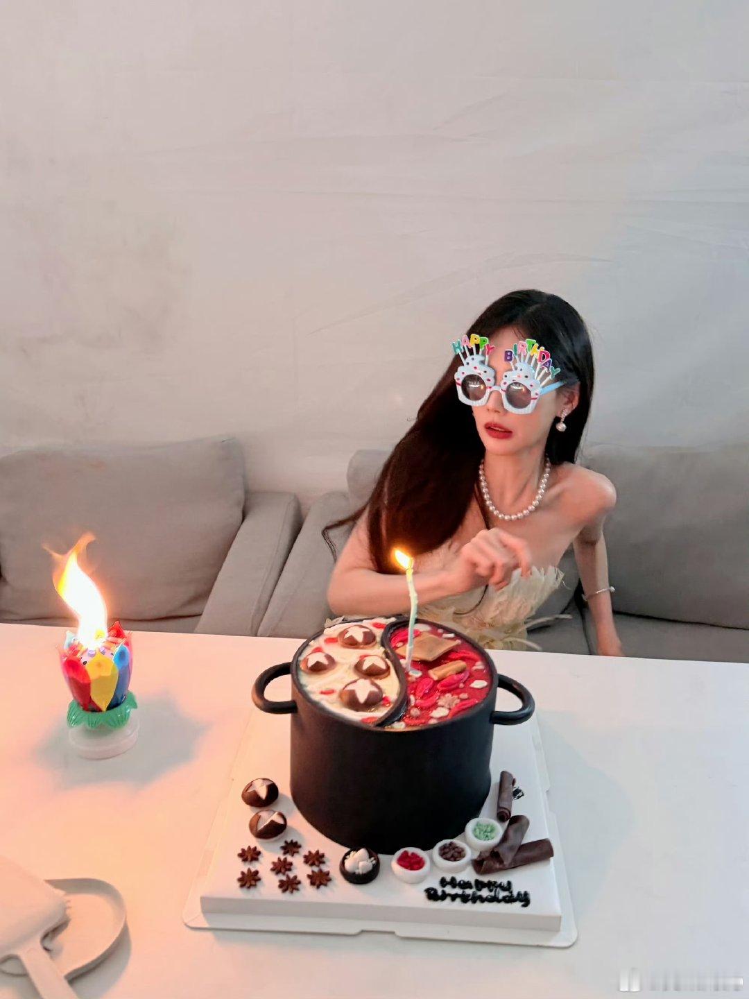 李一桐的鸳鸯火锅生日蛋糕李一桐鸳鸯火锅生日蛋糕好萌的蛋糕和女孩​​​