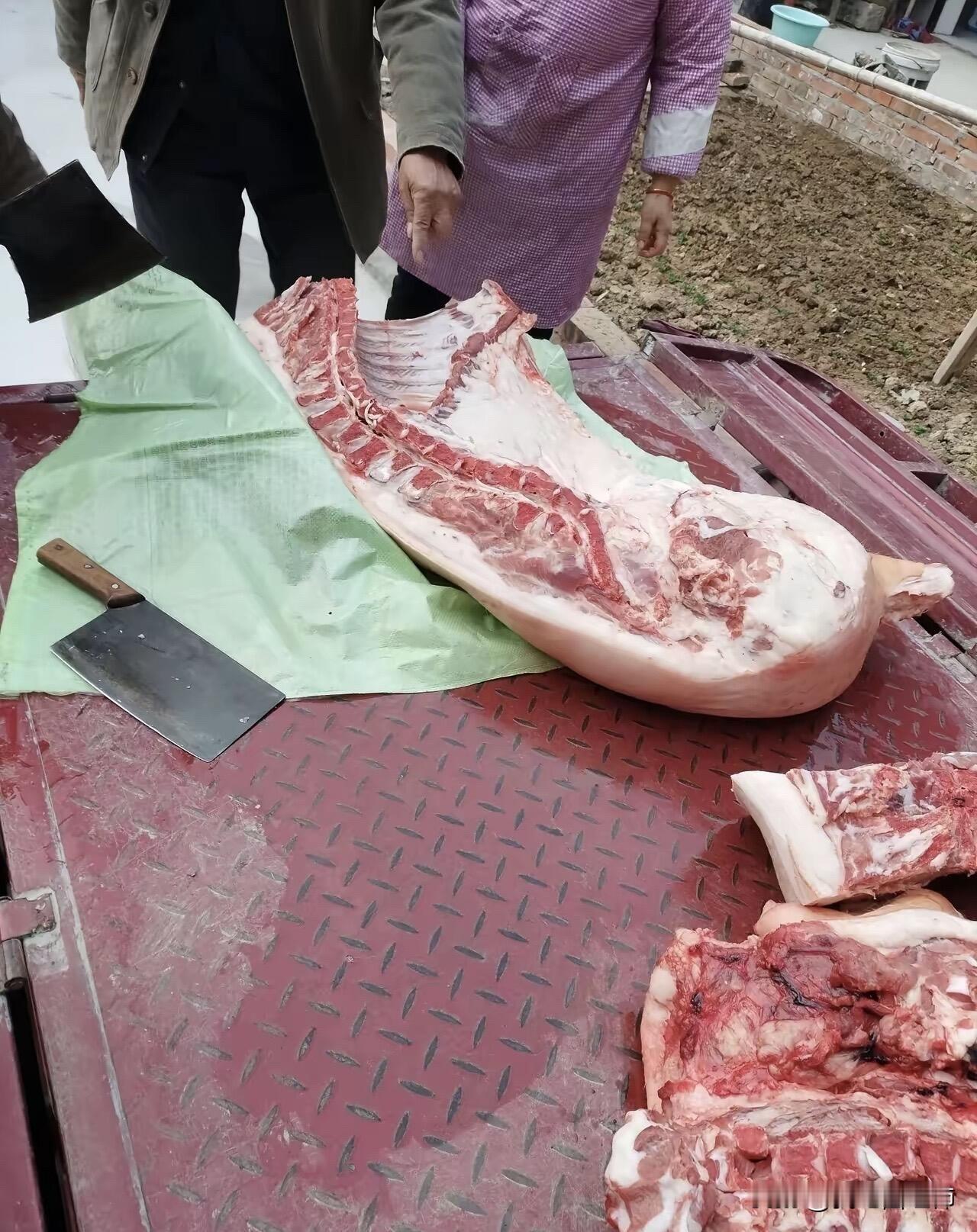 亲戚送了半头猪，是给钱还是欠人情？三叔家给我送了半头猪，我问三叔给多少钱合适，