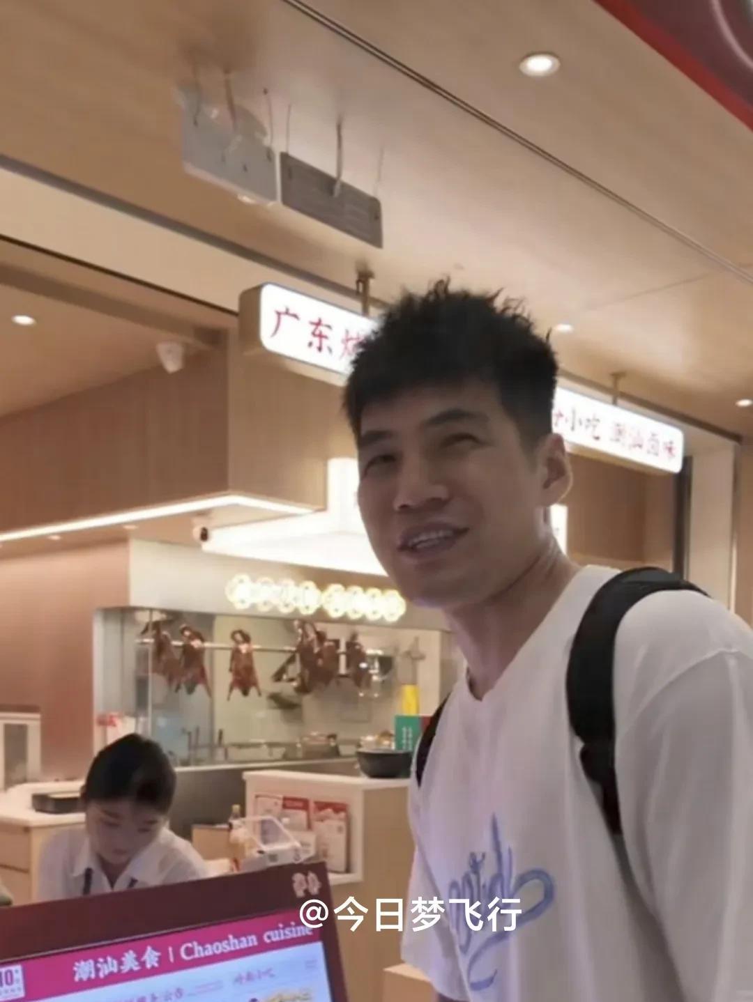 和朱芳雨儿子同一航班，陈国豪抵达美国洛杉矶！日前，在经纪人的陪同下，陈国豪从广