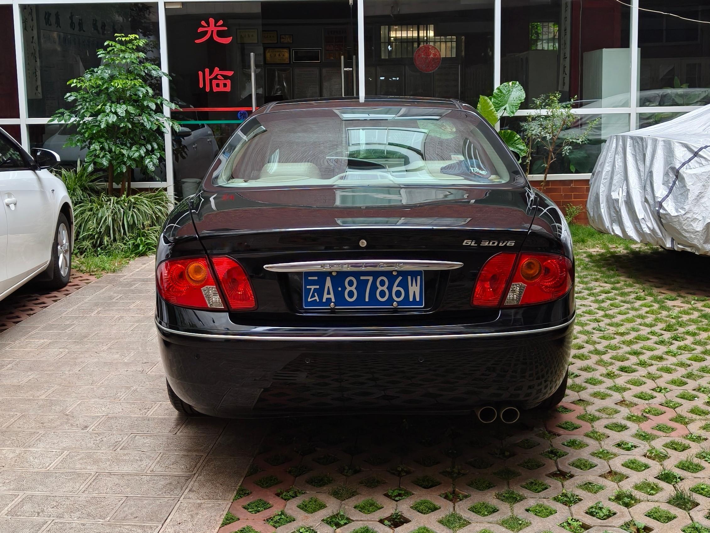 拉好东西，装上手机支架，带着老爸老妈一起自驾游了，今早开了280km了才掉了第一