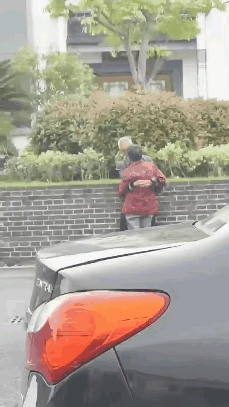 辣眼睛呀！虽然说爱情不分年龄，但在公路边就这样“啃起来”实在有点不忍直视。一大