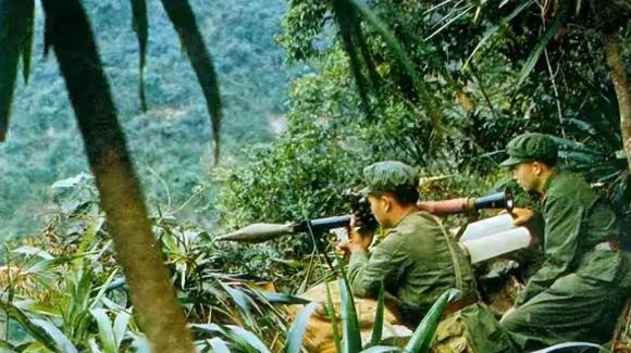 1979年，对越自卫反击战中，367团副参谋长怀疑掉队的战友是越南特工，竟不顾劝