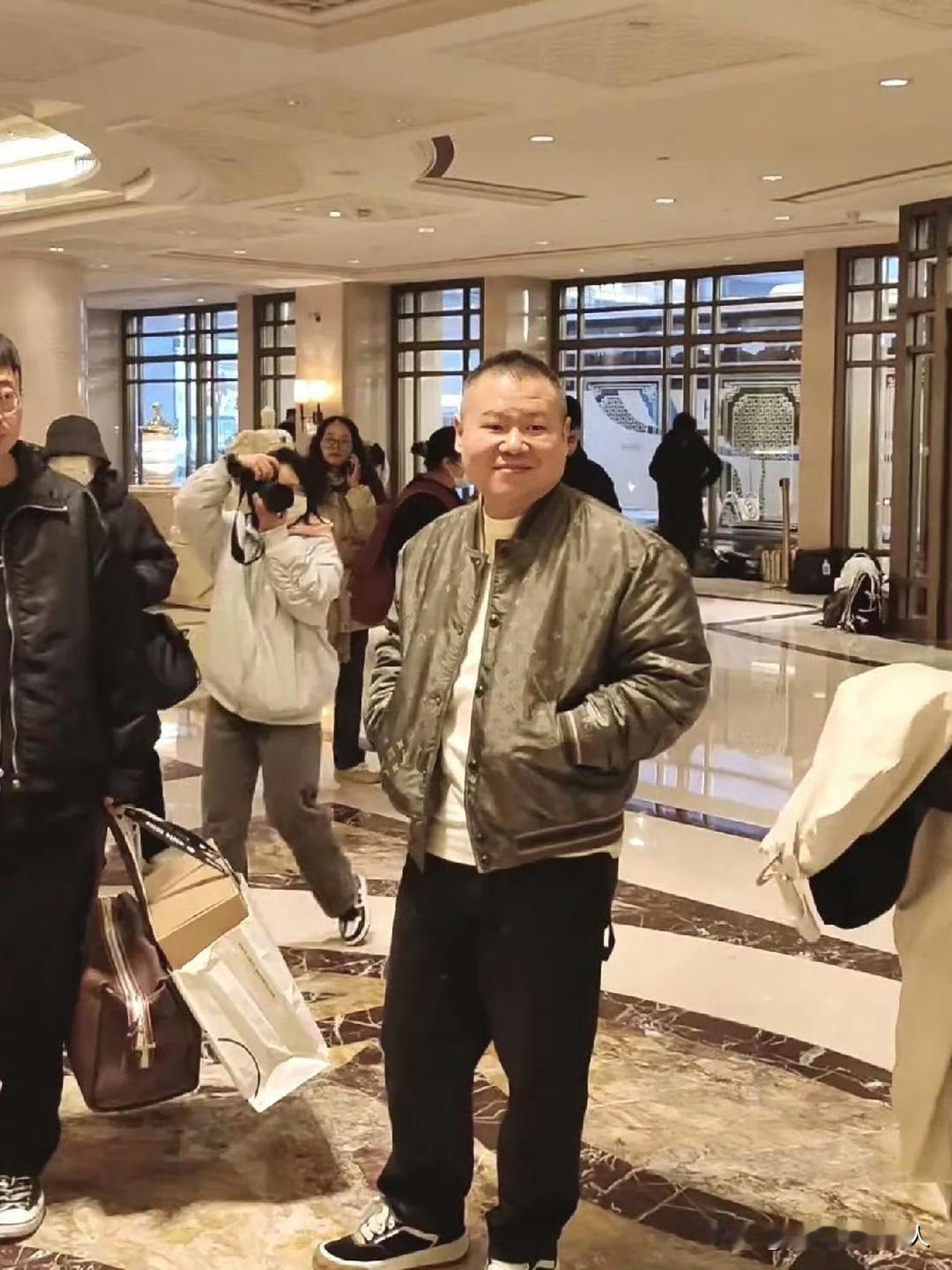 看看！岳云鹏这是行头值多少银子💰？猜中的人不一般，一般人猜不中。