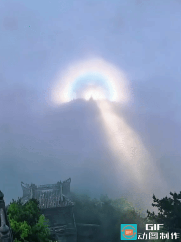 天降祥瑞！武当金顶现奇景，见者接住满满福气快来沾染仙山好运！有着天下第一仙