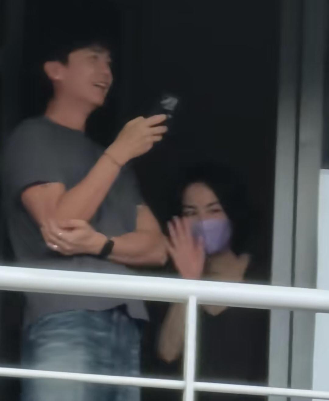 谢霆锋西安演唱会上，王菲戴着紫色口罩默默观看，看到镜头热情挥手，又一脸娇羞