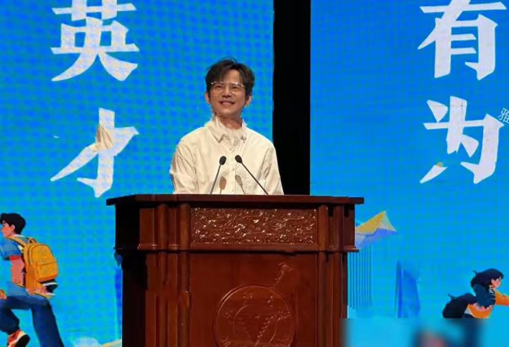 52岁的何炅，终究还是藏不住中年人的逞强，就是不愿与自己和解。前不久浙江大学