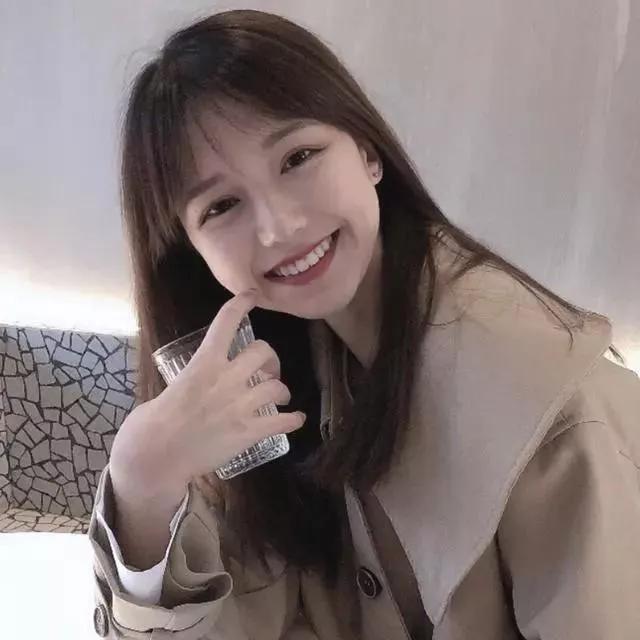 元气满满的一天，从一杯奶茶开始！奶茶甜系奶茶少女早晨的一杯奶茶上班时间喝奶