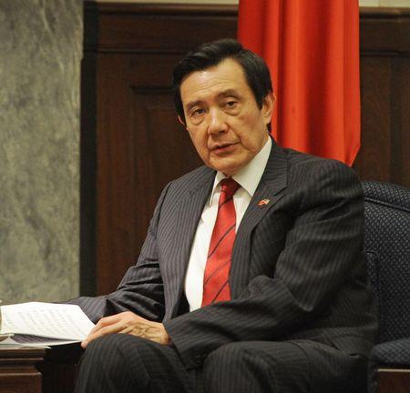马英九的一句话，又在两岸炸开。他说：“若大陆统一不和平、不民主，台湾人绝不接受”