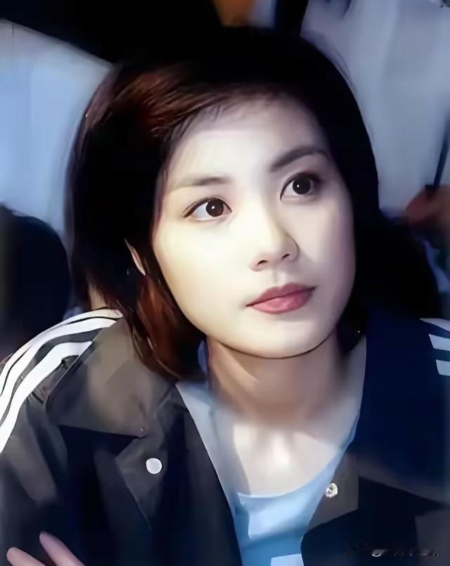 王菲这人真不能细扒，一扒才发现，她不光唱歌好听，做公益的低调劲儿更是让人没想