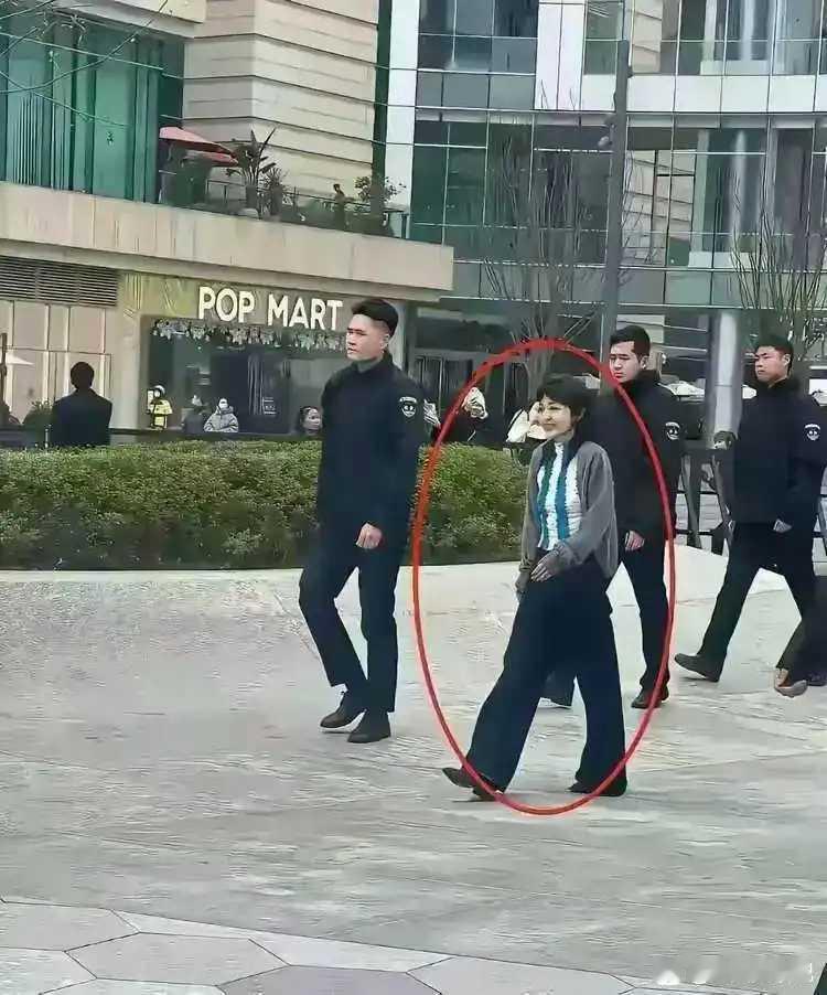 别看个子小，气质这一块的税谁都不行。[赞]