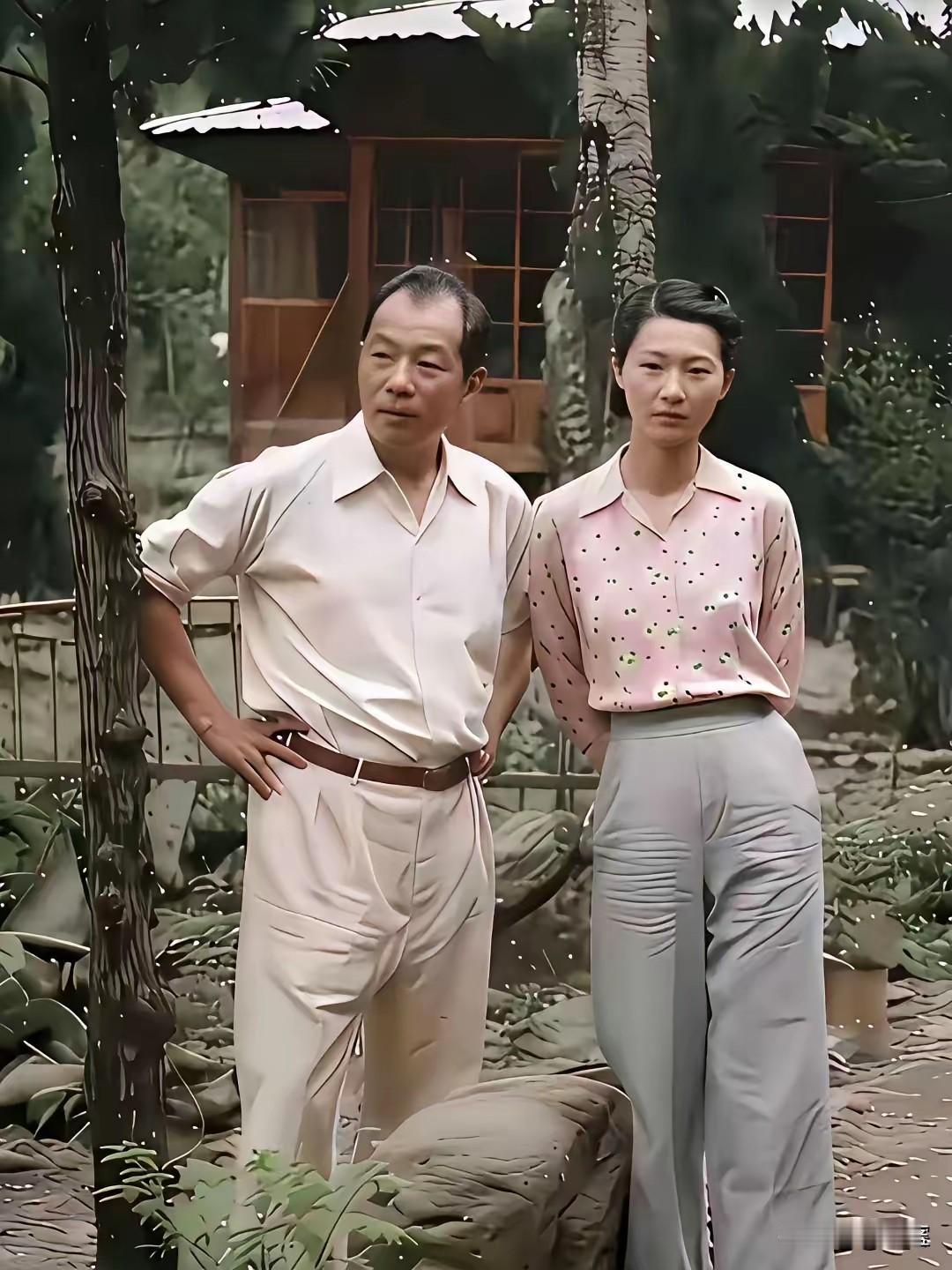 这是张学良与赵四小姐在台湾被软禁后拍下的家常照，和影视剧里光鲜亮丽的少帅、名媛形