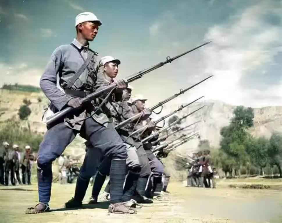 抗日战争，八路军对小日子的掷弹筒非常头疼，直到一位高人出现！你知道这掷弹筒