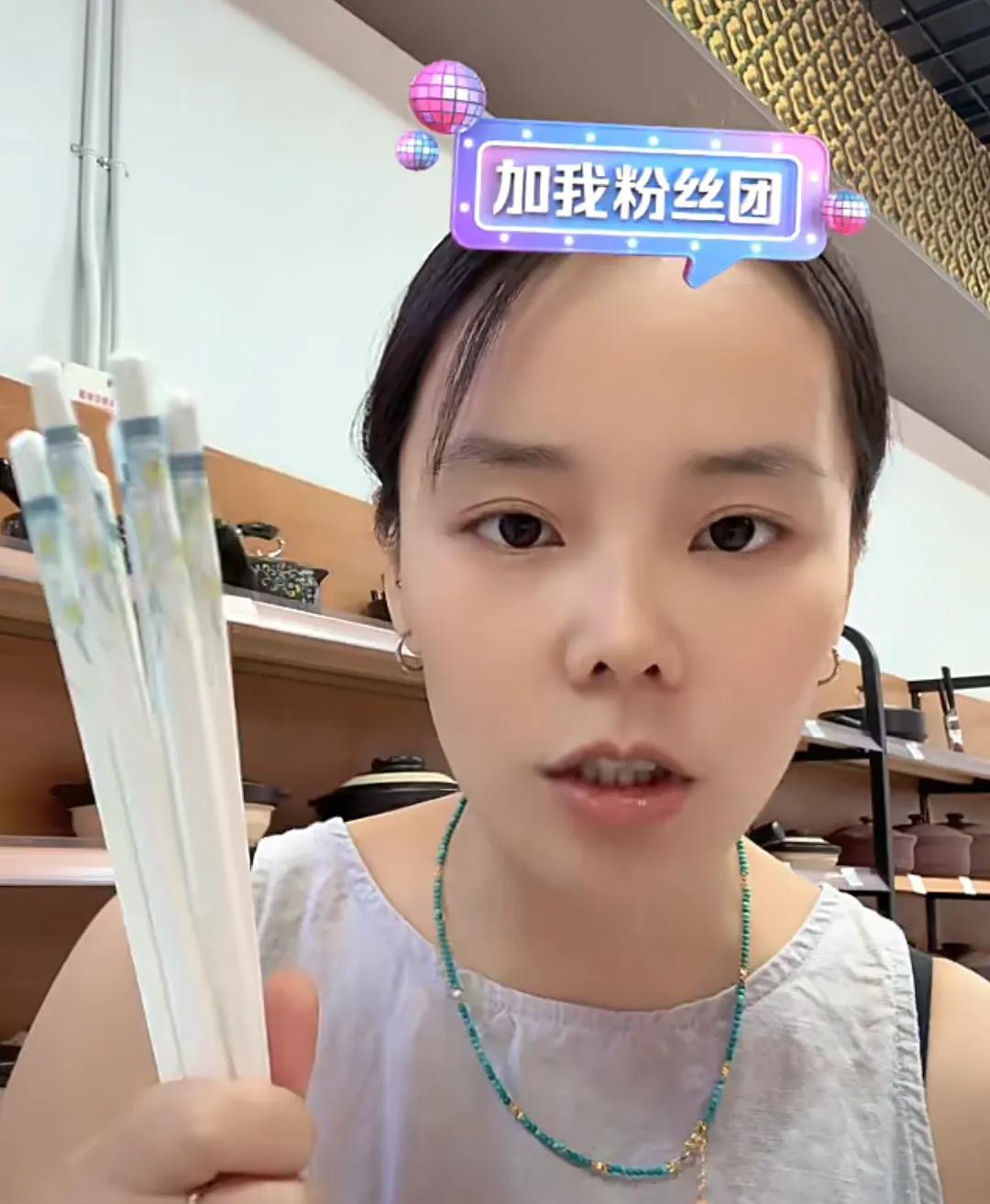 熊磊今天下午直播了两个多小时！熊磊说：我要抓紧赚钱，找什么男朋友呀，我要努