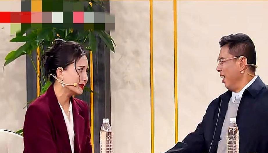 贾旭明自曝春晚最大败笔：没摸女演员的手。不是猥琐，是戏眼。台上没有酒，杯子里