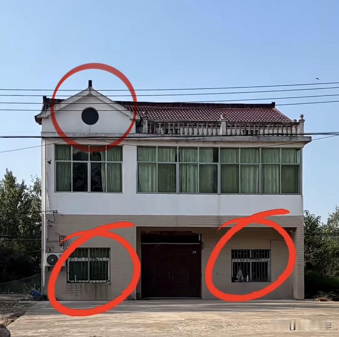 自建房屋顶正三角形不太好，两个窗和大门高度不同，改造后高度一样比较好看。改