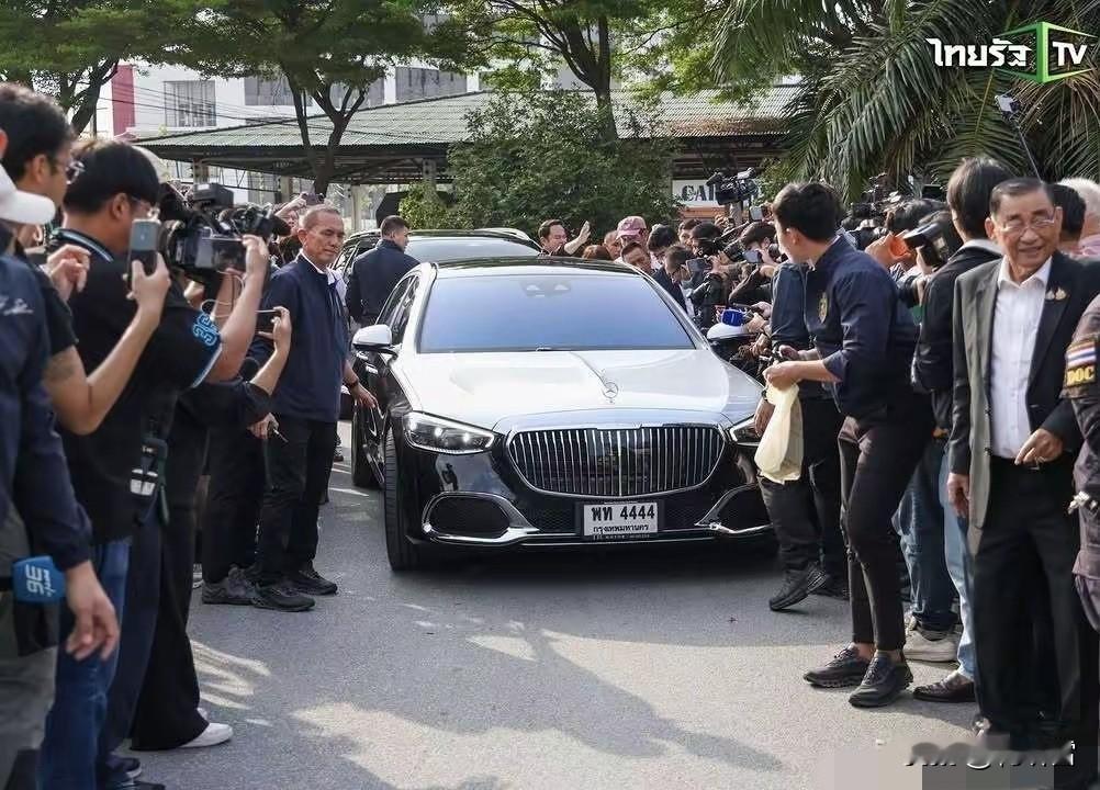 接他信出狱的车竟然不是中国产的？他信输得很惨不是没道理的，阿努廷赢得大选时，他就