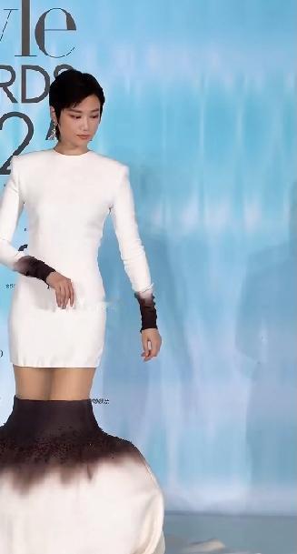 41岁的李宇春越来越有女人味了,白皙的皮肤,精致的五官,一头标志性的短发,眼神看