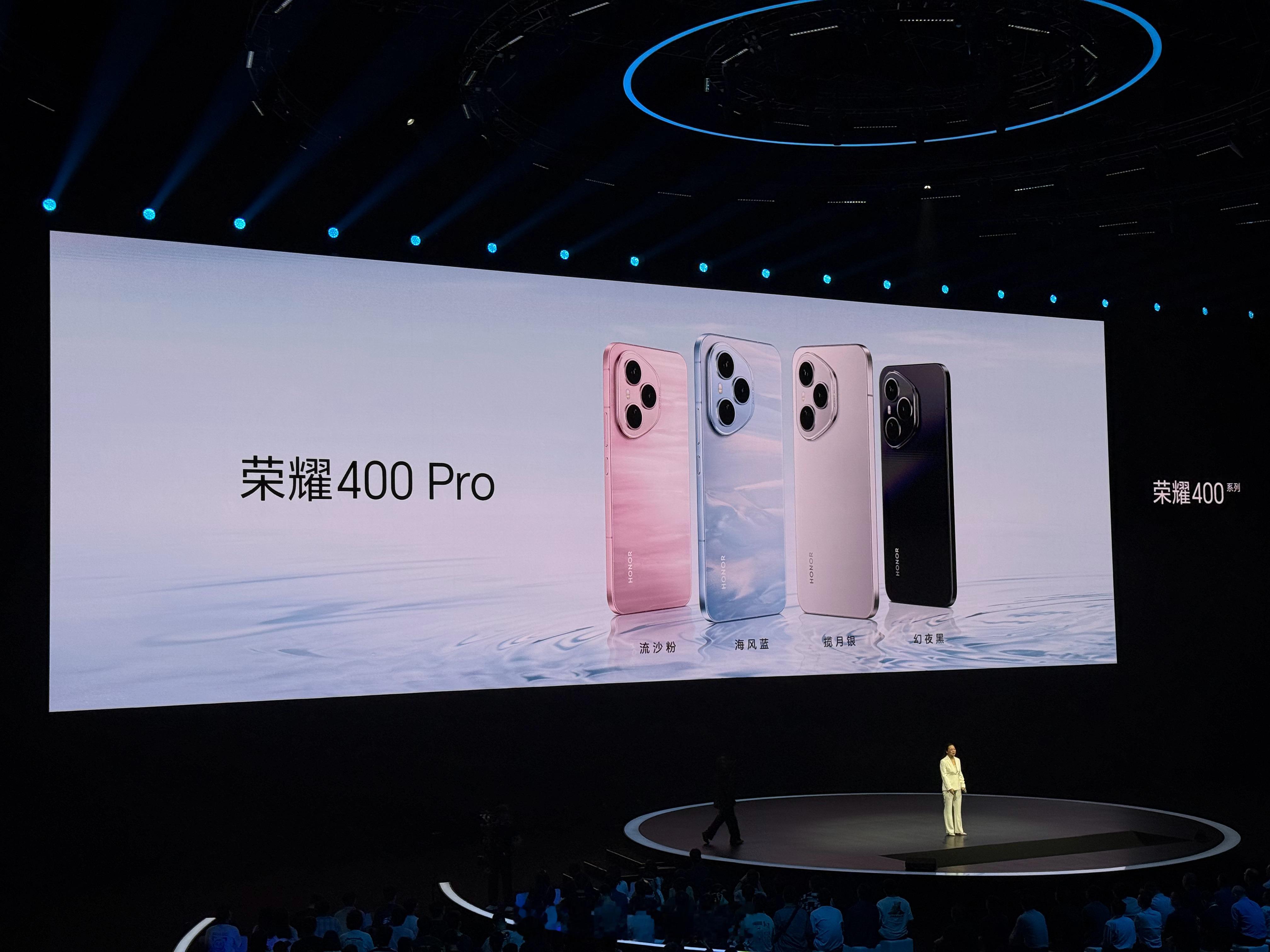 荣耀400系列终于端上来了，一共有粉、蓝、银、黑四种配色，后盖用了独特的工艺，每