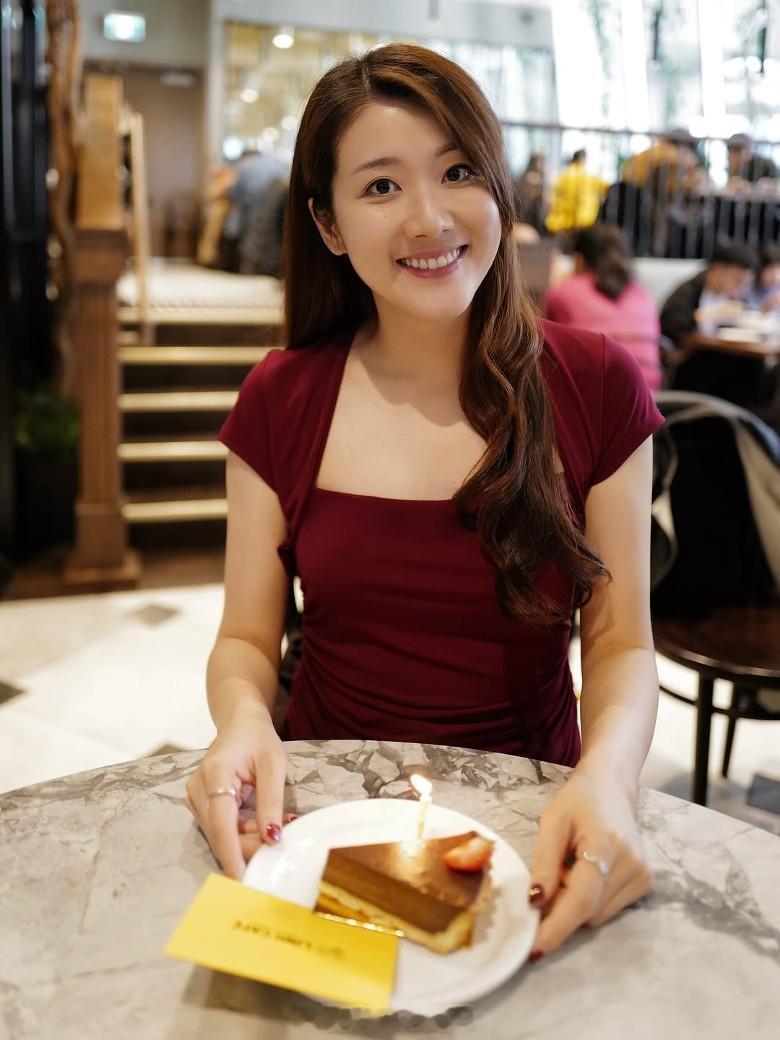 2013年国际中华小姐竞选勇夺冠军的邓佩仪（Gloria）目前留在加拿大发展，刚