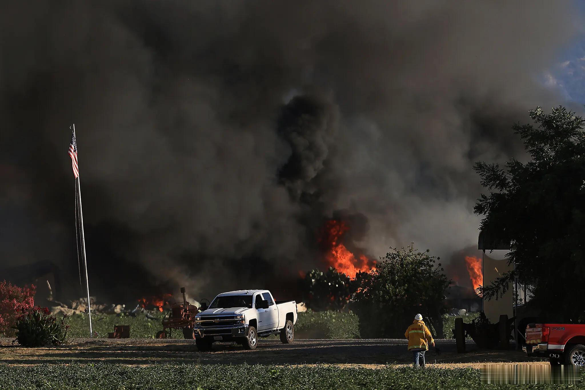 【加州致命烟花爆炸案：八人被捕，包括一名警察】（纽约时报）北加州警方逮捕了八人，