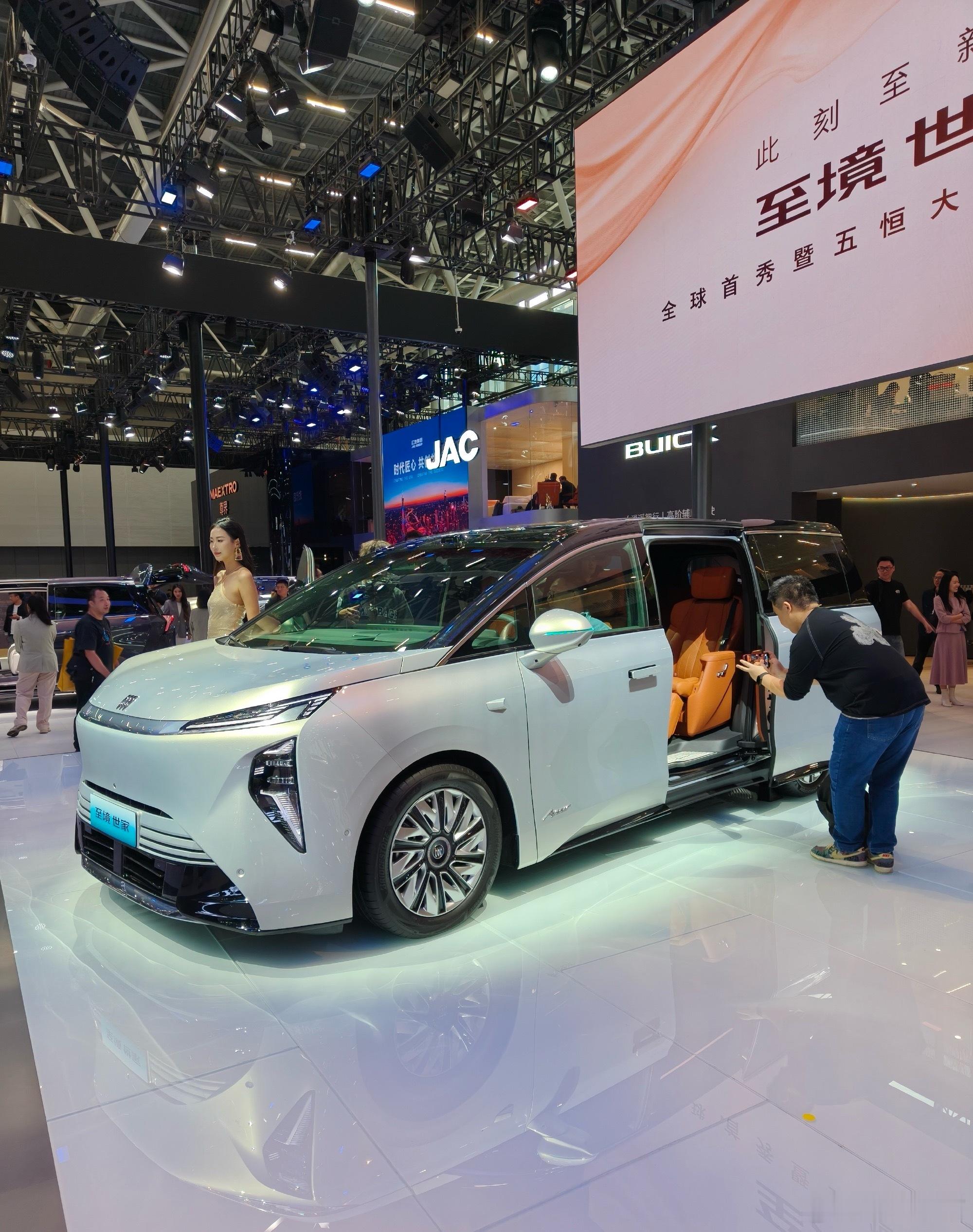 是别克MPV家族中尺寸最大的，车身尺寸为5260mm/2000mm/1835mm