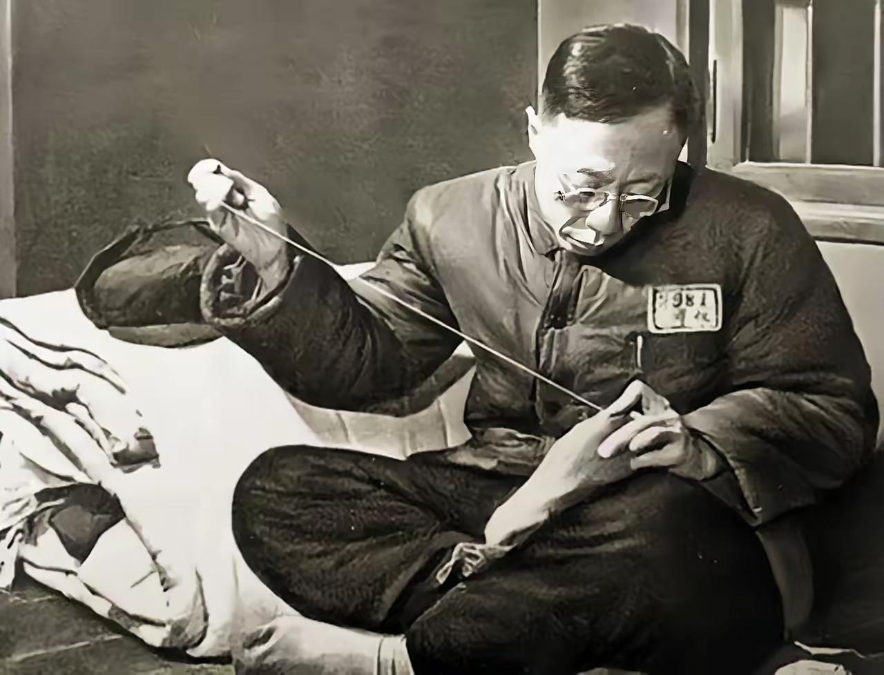 末代皇帝溥仪为什么没有生育能力？他十来岁刚发育那会儿，晚上睡觉不踏实，太监居然安