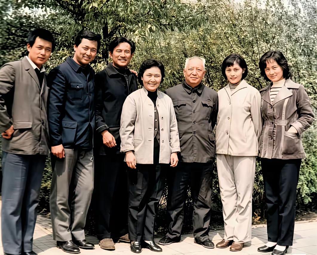 我敢说，这张照片里的人，如果你能认出三位，我估计，你已经古来稀了！不信你试试看吧