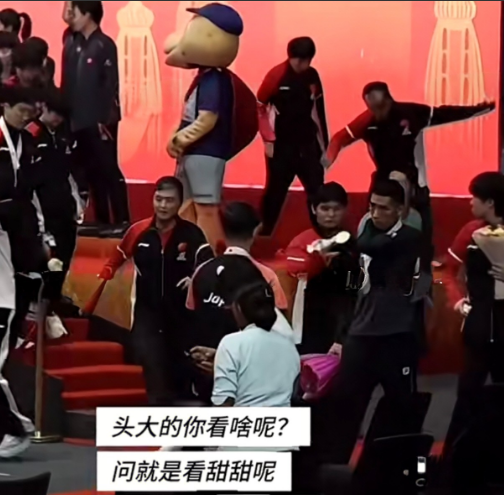 大头这找八年了，眼睛都习惯性精准定位了，莎莎走着走着停下来跟港队的女孩说话了，慢