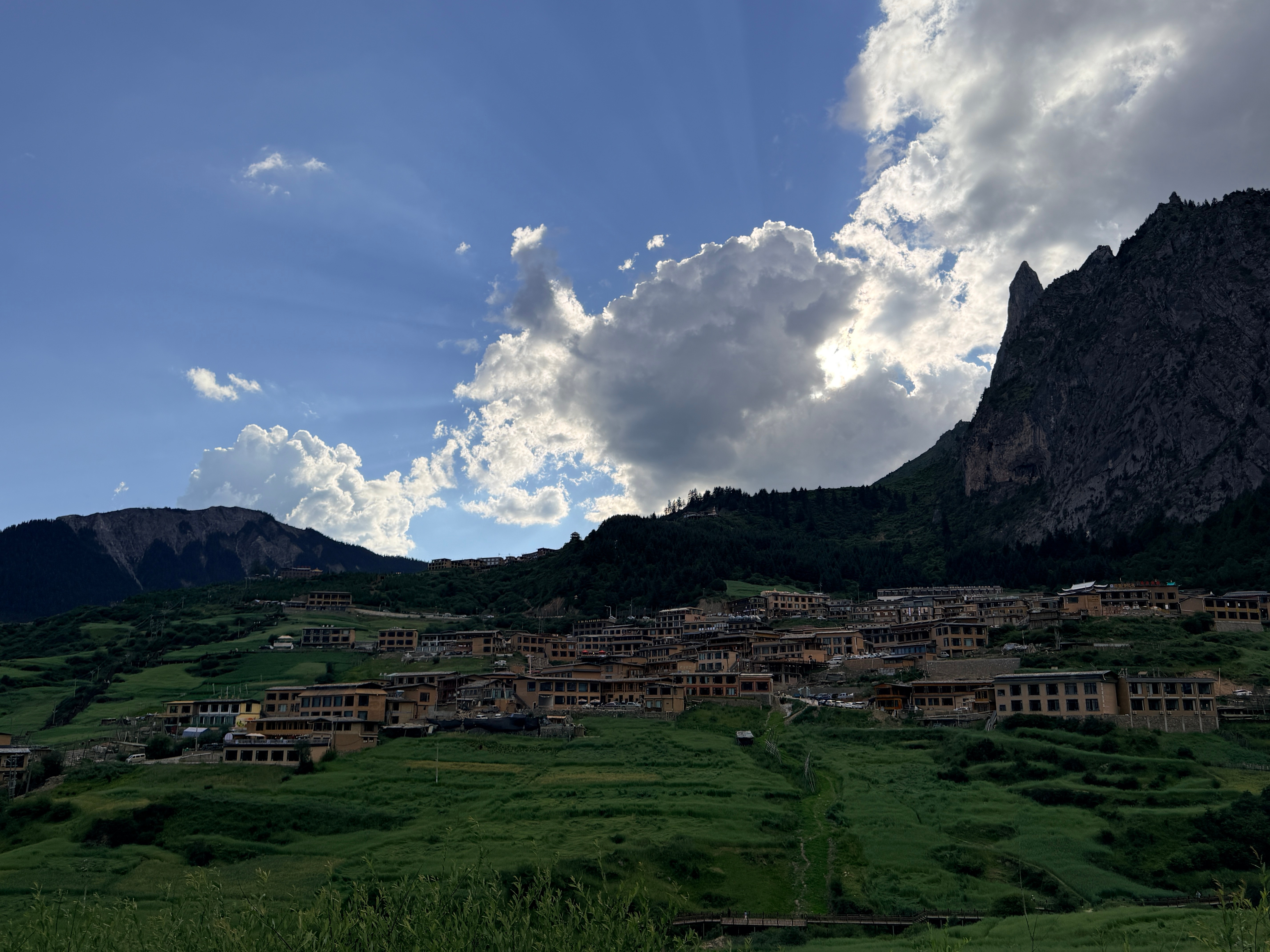甘南扎尕那的一天⛰️扎尕那现在可以说是非常商业化，这个藏族村落基本上都改成了餐馆